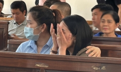 Vụ bác sĩ sát hại người yêu vì sợ lộ ngoại tình: Vợ bị cáo khóc nức nở tại tòa