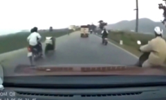 Clip: Kinh hoàng 2 xe máy đâm trực diện ở tốc độ cao, nam sinh 15 tuổi tử vong