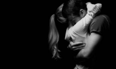 Kỳ diệu bé gái chào đời từ phôi thai “ngủ yên” hơn một thập kỷ