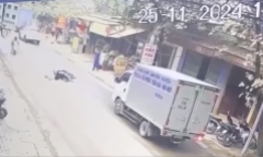 Clip: Đột ngột ngã ra đường, người đàn ông đi xe máy bị xe tải cán tử vong 