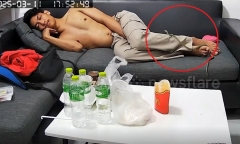 Clip: Ngủ trên ghế sofa, người đàn ông bị rắn bò lên bàn lượn lờ quanh các món ăn, trườn qua người