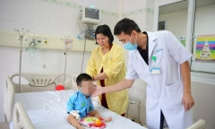 Sơ ý nuốt phải hạt táo đỏ, bé 22 tháng tuổi gặp biến chứng nguy hiểm