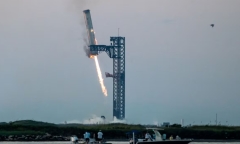 SpaceX của tỷ phú Elon Musk ngoạn mục làm nên lịch sử, thu hồi thành công tên lửa đẩy sau khi phóng