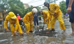 Tin thời sự mới nóng nhất ngày 18/7: Đơn vị thoát nước Hà Nội tổ chức ứng trực 24/24h, đối phó bão số 1