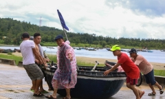 Chùm ảnh: Người dân miền Trung tất bật phòng, chống bão Noru