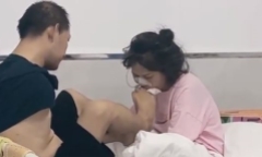 Nghẹn ngào xúc động cảnh người chồng không có tay, dùng chân chăm sóc chu đáo vợ nằm viện