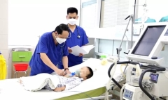 Bé trai đột ngột quấy khóc, khó thở tím tái phải nhập viện