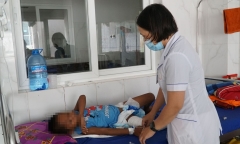 Trượt chân làm đổ nồi canh vừa nấu, bé 4 tuổi bị bỏng phải nhập viện