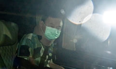 Vừa được trả tự do, cựu Thủ tướng Thái Lan Thaksin lại phải gặp công tố viên