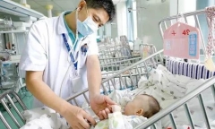 Bố lục tung nhà tìm chiếc đinh vít, vừa biết ở đâu liền vội vã đưa con gái đến bệnh viện