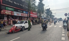 Taxi đâm liên hoàn nhiều xe máy dừng đèn đỏ, 6 người nhập viện