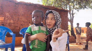 Hoa hậu Thùy Tiên đáng yêu khi dạy em bé Angola hát tiếng Việt 