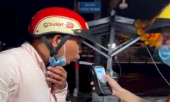 Đang làm nhiệm vụ đo nồng độ cồn, 1 cán bộ CSGT đã bị kẻ lạ ném đá thương tích ở đầu