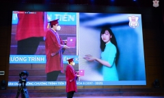 Hiệu trưởng Đại học Y trao bằng qua màn hình cho nữ sinh, dân mạng ấn tượng với khoảnh khắc thú vị
