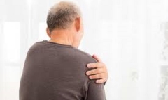 Phớt lờ cơn đau ở vai phải, người đàn ông suy sụp khi nghe chẩn đoán của bác sĩ