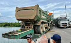 Đâm vào thành cầu, đầu xe kéo rơi thẳng xuống sông