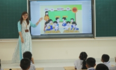 Giáo viên TP.HCM nhận quà Tết 1,8 triệu đồng dịp Tết Quý Mão 2023 