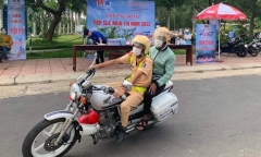 Sĩ tử bị đau chân, CSGT về tận nhà đón đến điểm thi tốt nghiệp THPT 2022