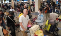 26 Tết, hành khách mệt mỏi chờ đợi tại sân bay Tân Sơn Nhất do một số chuyến bay bị trễ giờ