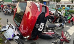 Tài xế đạp nhầm chân ga, ô tô tông liên hoàn nhiều phương tiện đang chờ đèn đỏ ở TP.HCM