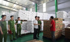 Công an đột kích Công ty Famimoto, tạm giữ hàng trăm tấn hạt nêm, mỳ chính giả