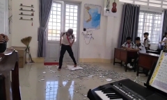 Mảng trần nhà lớp học rơi