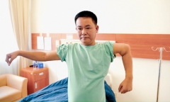 Gần 3 thập kỷ sống chung với khuỷu tay biến dạng, người đàn ông hồi phục vận động ngoạn mục nhờ công nghệ in 3D