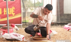 Bỏ việc lương  "khủng " ở nước ngoài, 9X Nghệ An về quê hái hồng cổ thụ ủ ra  "tiên tửu "