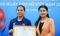 Trao bằng khen cho Trịnh Thu Vinh - nữ xạ thủ giành quyền tham dự Olympic 2024   