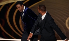Will Smith thẳng tay đánh Chris Rock giữa lễ trao giải Oscar 2022 vì câu đùa kém duyên 