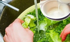 Nhiều người tin ngâm rau với nước muối loại bỏ hoá chất, chuyên gia chỉ ra sai lầm cơ bản