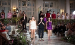 Quỳnh Anh Shyn lần đầu làm vedette show Trần Hùng ở London