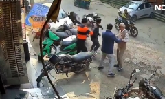 Clip: Kinh hãi khoảnh khắc thiếu niên 17 tuổi lái xe gây tai nạn, kéo lê 2 người dưới gầm xe