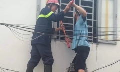 Người đàn ông nghi bị tâm thần, đốt nhà rồi cố thủ bên trong