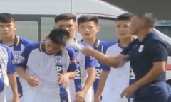 HLV Ngô Quang Trường “dạy dỗ” học trò ngay trên sân vì hành động ăn mừng khiêu khích