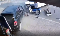 Clip: Hãi hùng khoảnh khắc hai ô tô đối đầu, xe máy kẹt giữa