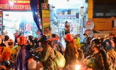 Người dân về từ các tỉnh phía Nam ùn ùn qua Hà Nội: Nhiều trẻ nhỏ kiệt sức ngủ say trên xe máy