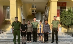 Công an bàn giao hai cháu bé đạp xe tìm mẹ về cho gia đình