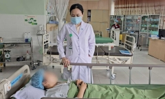 Người phụ nữ biến chứng do phẫu thuật thẩm mỹ má lúm đồng tiền sau 5 năm