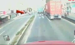 Clip:  Kinh hoàng xe máy bất ngờ lao ra từ lề đường, đâm thẳng vào xe đầu kéo