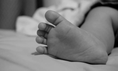 Bị bố mẹ bỏ ở nhà một mình 7 tiếng, bé gái 9 tháng tuổi tử vong thương tâm