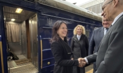 Ngoại trưởng Đức Baerbock đến thăm Ukraine, Kiev nhận
