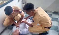 CSGT Hà Nội kịp thời sơ cứu, đưa người đàn ông đột quỵ đến bệnh viện
