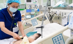 Bé 2 tuổi tím tái, suy hô hấp vì uống nhầm dầu thắp đèn: Sai lầm “móc họng gây nôn” suýt cướp mạng trẻ