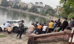 Hà Nội: Xe Mazda lao xuống hồ Đầm Sòi, hàng chục người