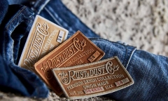 Tại sao cạp quần jean lại có nhãn da?