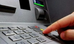 Chiêu tiết kiệm phí rút tiền tại ATM