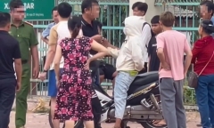 Thiếu nữ 17 tuổi đi cướp điện thoại bị