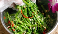 Rau muống ngon, nhiều chất tốt nhưng những người này chớ nên ăn