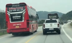 Clip: Thót tim cảnh xe khách vượt ẩu trên cao tốc Nội Bài - Lào Cai